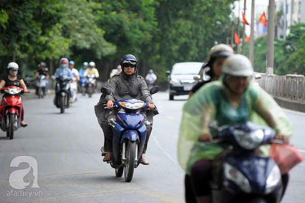 Mưa kéo dài, thời tiết Hà Nội mát mẻ như mùa thu